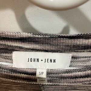 Nice light weight brown, black & white John + Jenn sweater over-sized xs sweater